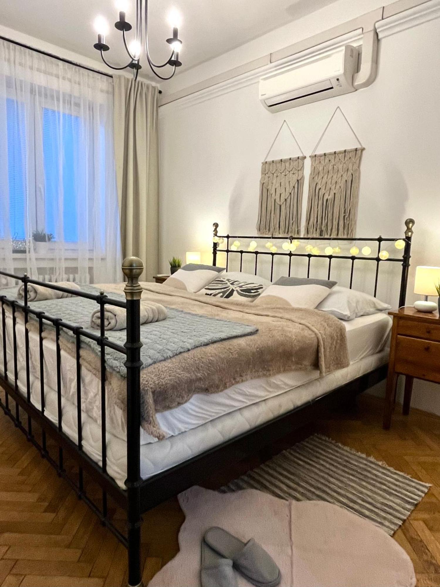 Audrey Hepburn Apartment Old Town Air Conditioned Братислава Экстерьер фото