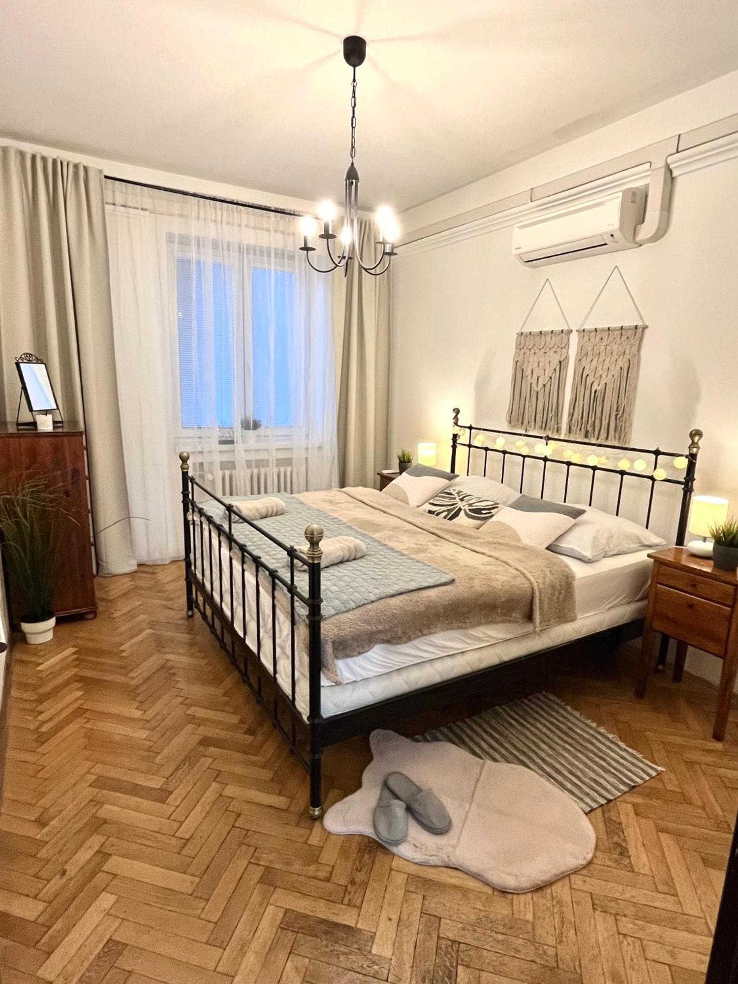 Audrey Hepburn Apartment Old Town Air Conditioned Братислава Экстерьер фото
